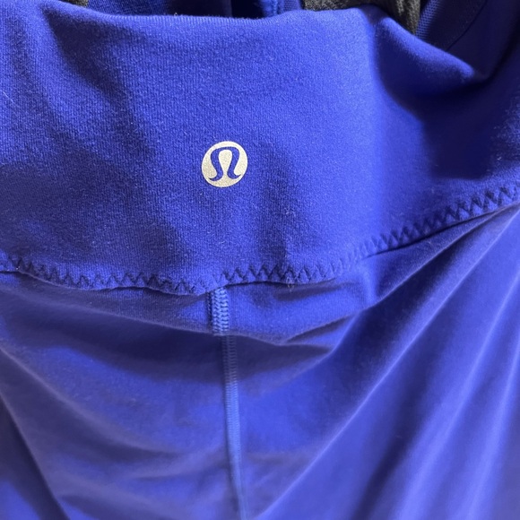 Lululemon top with bra - Picture 2 of 3